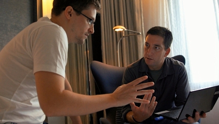 Edward Snowden und Glenn Greenwald in einem Hotelzimmer. Filmstill aus Citizenfour